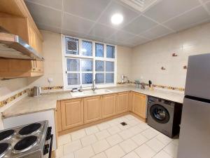 HARF22-101-02 2br apt in AD廚房或簡易廚房