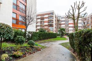 una pasarela en una ciudad con edificios altos en Studio cosy 2P - Proche Versailles/Paris, en Le Chesnay 3 fotos más