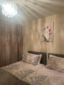 Uma cama ou camas num quarto em Courthouse View Penthouse 2