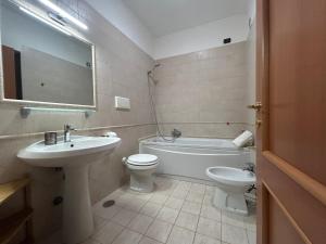 a bathroom with a sink and a toilet and a tub at Casa Vacanze Asia Da Vinci's House in Fiumicino +29 photos