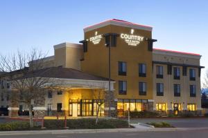 un gran edificio con un hotel del condado en Country Inn & Suites by Radisson, Dixon, CA - UC Davis Area, en Dixon