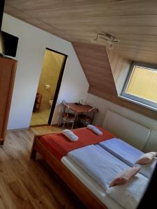 Postel nebo postele na pokoji v ubytování Guest House Kovalik