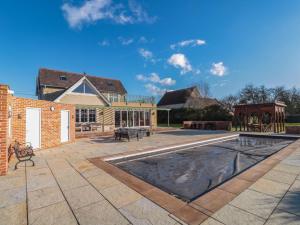 Un patio con piscina y una casa. en Royal Oak House, en Shaftesbury