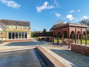 un patio con piscina y un edificio en Royal Oak House, en Shaftesbury