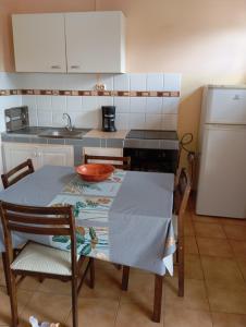 Kuchyň nebo kuchyňský kout v ubytování LA COLOMBE + 11 fotografií