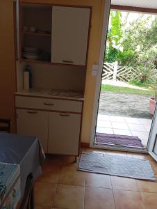 Kuchyň nebo kuchyňský kout v ubytování LA COLOMBE