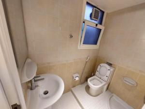 Bathroom sa HARF22-101-01 1br apt in AD