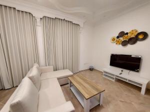 Телевізор і / або розважальний центр в HARF22-101-01 1br apt in AD