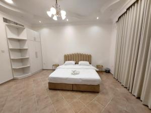 Ліжко або ліжка в номері HARF22-101-01 1br apt in AD +6 фото