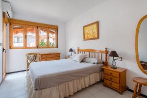 una camera da letto con un letto e uno specchio di Casa Pedro Piscina a Puerto Marino Altre 22 foto