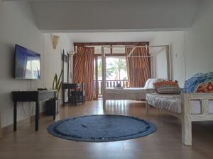 una sala de estar con una cama y una mesa en Ocean view diani, en Ukunda