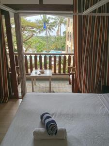 Un dormitorio con una cama con vista a un balcón. en Ocean view diani, en Ukunda