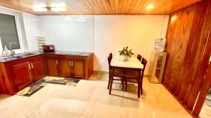 Kuchyň nebo kuchyňský kout v ubytování Lê Mùi Hotel - Apartment