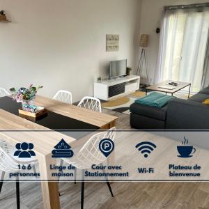 salon z kanapą i stołem w obiekcie Maison Mitoyenne avec cour + parking w mieście Sainte-Savine