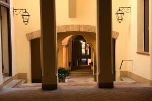 een ingang van een gebouw met een boog en lichten bij Concerti, Stadio e Aeroporto Bologna in Bologna