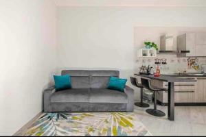 Η κουζίνα ή μικρή κουζίνα στο Casa Vacanze San Giacomo, Comfort Apartament in Centro Storico a pochi passi dalla Stazione Centrale +49 φωτογραφίες