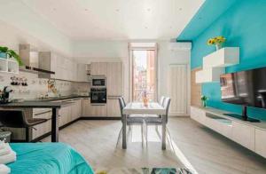 a kitchen with a table and chairs in a room at Casa Vacanze San Giacomo Comfort Apartment in Centro a pochi passi dal Mare in Barletta