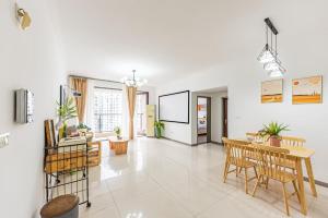 重庆Jinxin B&B2004的一间带桌椅的餐厅和客厅