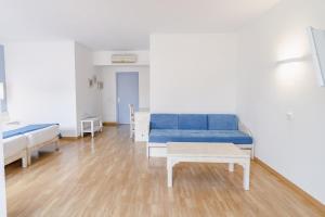 Kama o mga kama sa kuwarto sa Hostal HPC Porto Colom