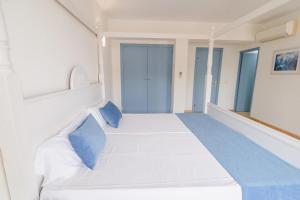 Kama o mga kama sa kuwarto sa Hostal HPC Porto Colom