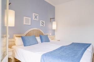 Kama o mga kama sa kuwarto sa Hostal HPC Porto Colom
