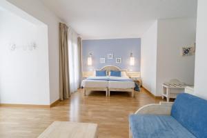 Kama o mga kama sa kuwarto sa Hostal HPC Porto Colom