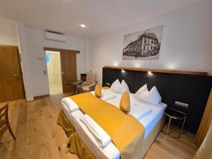 Llit o llits en una habitació de Boutique Hotel Goldenes Lamm Villach