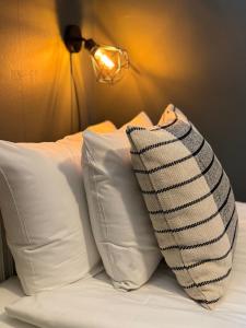 Postel nebo postele na pokoji v ubytování Hotell Fängelset Västervik
