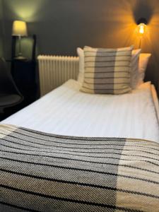 Postel nebo postele na pokoji v ubytování Hotell Fängelset Västervik
