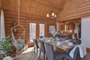 Foto dalla galleria di Log cabin with HOT TUB and view a La Minerve