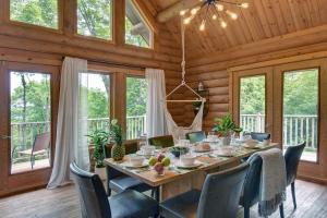 Foto dalla galleria di Log cabin with HOT TUB and view a La Minerve
