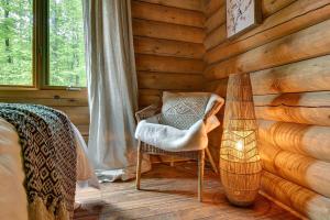 Foto dalla galleria di Log cabin with HOT TUB and view a La Minerve