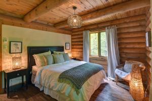 Letto o letti in una camera di Log cabin with HOT TUB and view