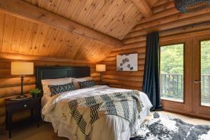 Letto o letti in una camera di Log cabin with HOT TUB and view