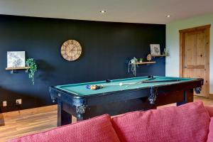Tavolo di biliardo di Log cabin with HOT TUB and view