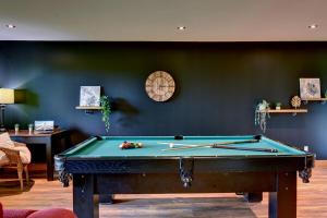 Tavolo di biliardo di Log cabin with HOT TUB and view