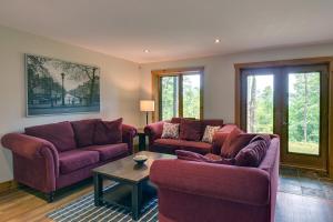 Area soggiorno di Log cabin with HOT TUB and view