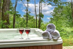 Fotografie z fotogalerie ubytování Log cabin with HOT TUB and view v destinaci La Minerve