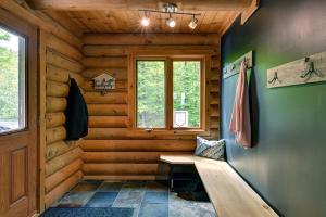 Area soggiorno di Log cabin with HOT TUB and view