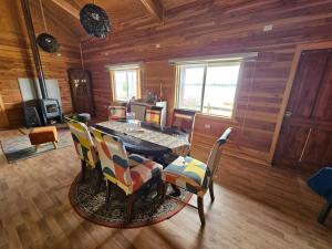 a dining room with a table and chairs at Lodge playa pupelde, Ancud in Mecura