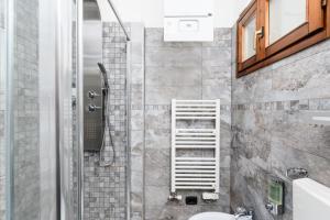 Ένα μπάνιο στο Accogliente alloggio nel pieno centro storico della città parcheggio in box privato incluso +14 φωτογραφίες