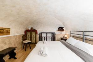 Ένα ή περισσότερα κρεβάτια σε δωμάτιο στο Accogliente alloggio nel pieno centro storico della città parcheggio in box privato incluso