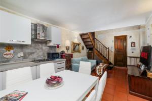 Η κουζίνα ή μικρή κουζίνα στο Accogliente alloggio nel pieno centro storico della città parcheggio in box privato incluso