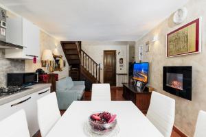 Μια τηλεόραση ή/και κέντρο ψυχαγωγίας στο Accogliente alloggio nel pieno centro storico della città parcheggio in box privato incluso