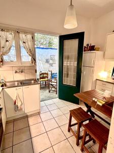 una cucina con un tavolo e una sala da pranzo di Summerhouse Marianna a Ixiá