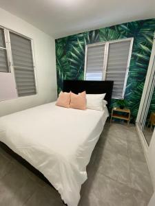 Postel nebo postele na pokoji v ubytování Tropical Getaway