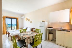 Kuchyň nebo kuchyňský kout v ubytování Sun Beach Apartments + 37 fotografií