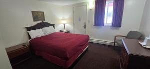 Postel nebo postele na pokoji v ubytování Red Carpet Inn Pulaski