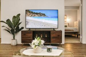 ein Wohnzimmer mit einem Flachbildfernseher an der Wand in der Unterkunft Luxe Marina Del Rey Apartment,Parking, Gym, Pool, jacuzzi,BBQ in Los Angeles
