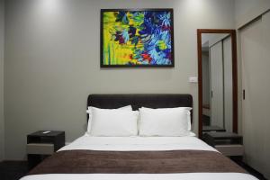 Giường trong phòng chung tại Ratsun Nadi Airport Apartment Hotel